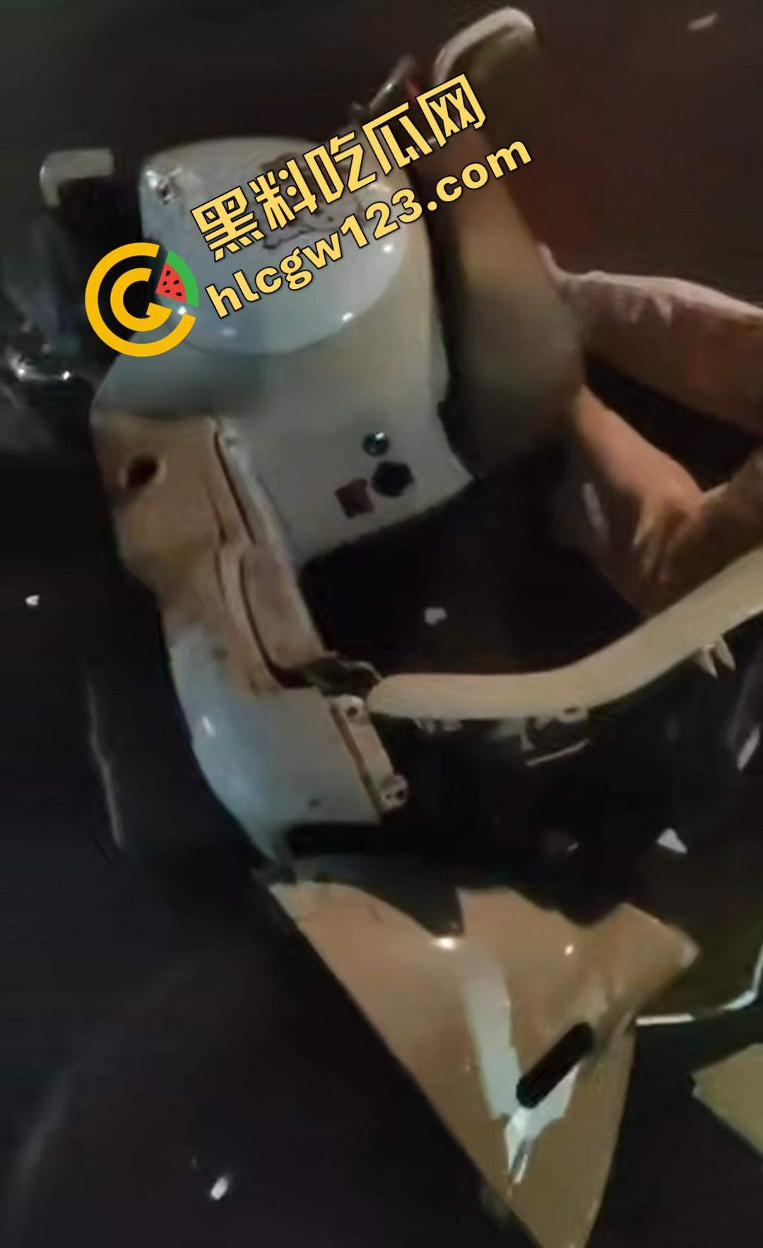 海口琼山精神小妹车祸！小姑娘怕担责直接躺地上装死，差点被货车压断手！-1