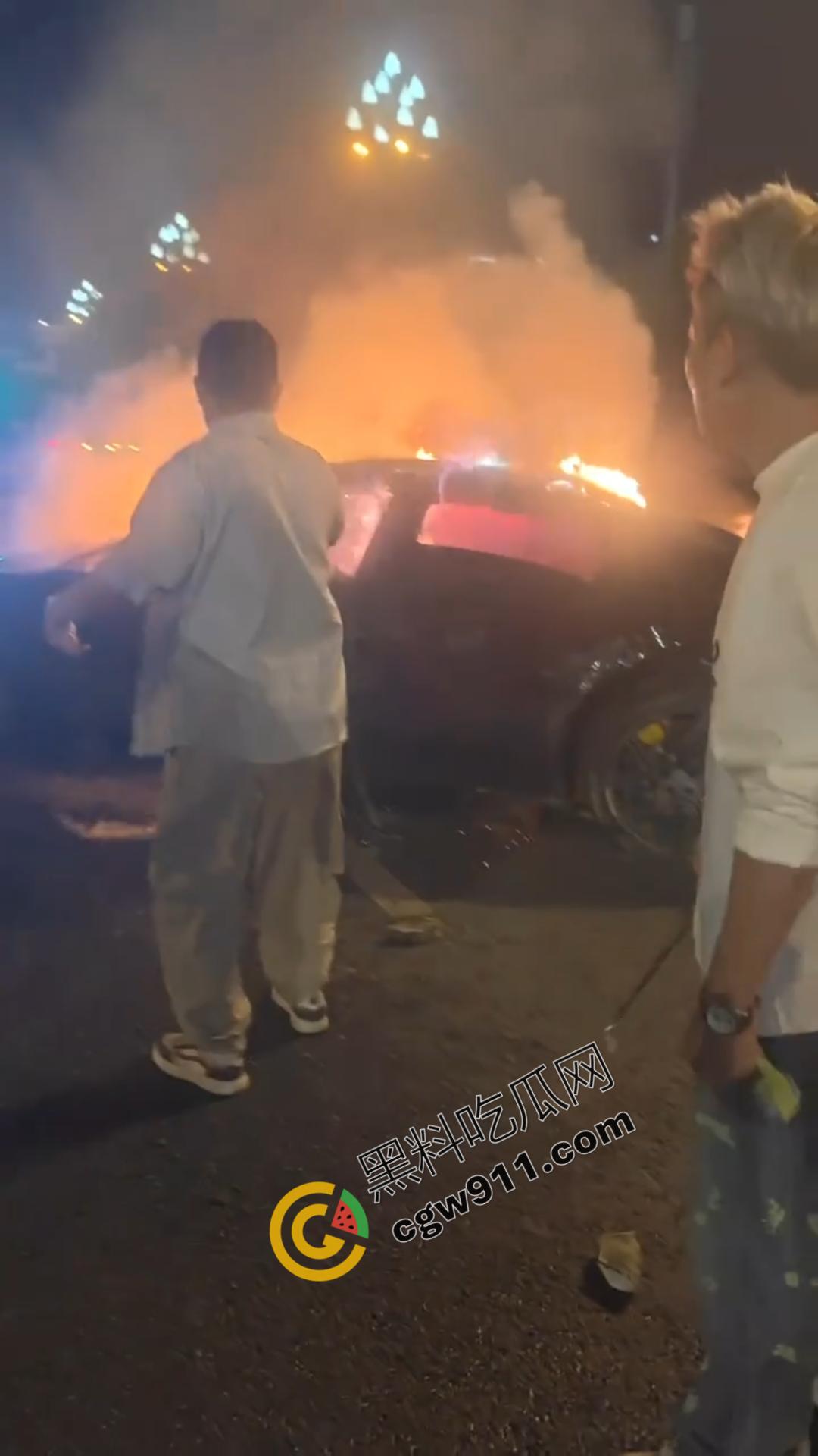 成都天府大道惊魂夜：醉酒小米SU7车主酒驾撞绿化带，瞬间火光冲天，车主活活烧死，雷军粉丝掉粉29万-4