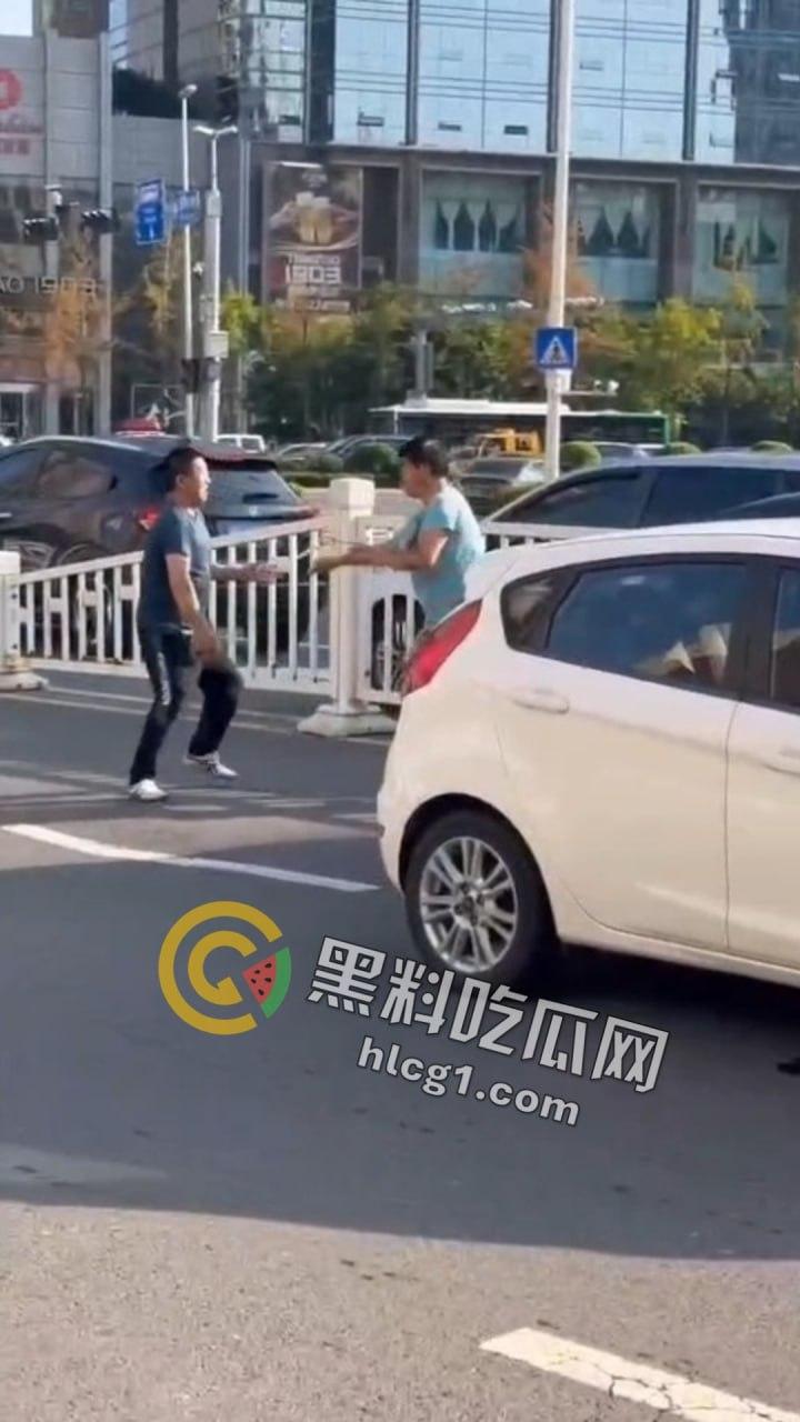 山东青岛马路中央惊现“真人快打”!50岁大爷一拳KO40岁小伙成拳皇-2