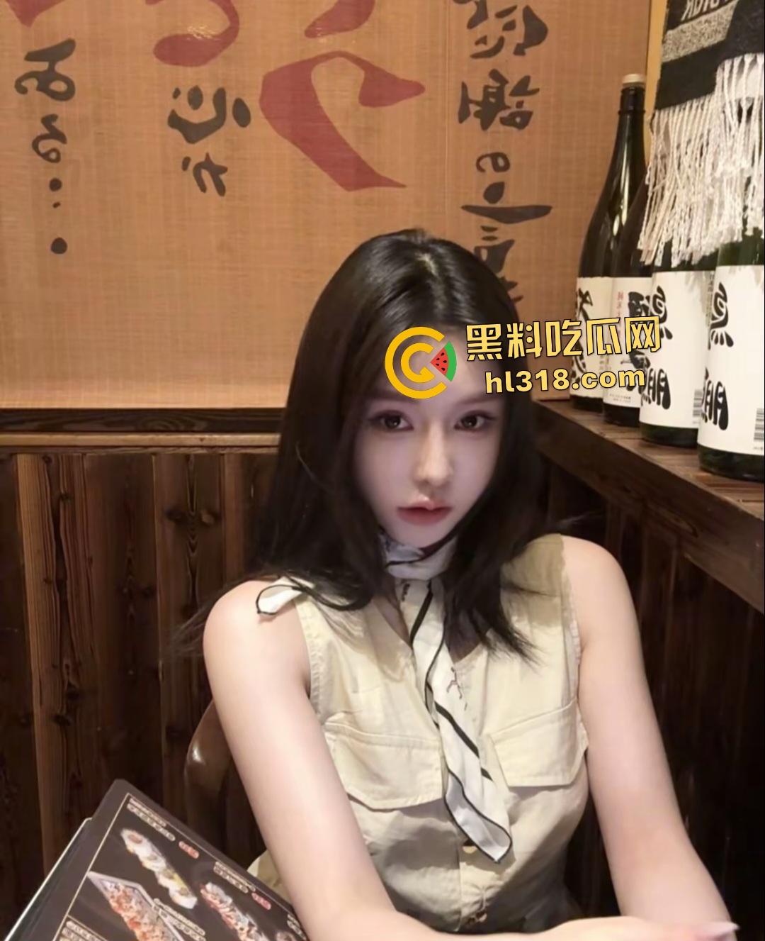 抖音【DA喜儿】高颜女神表面医美买衣，实则卖逼拍自慰视频，用金主送的避孕套塞逼里搅和！-3