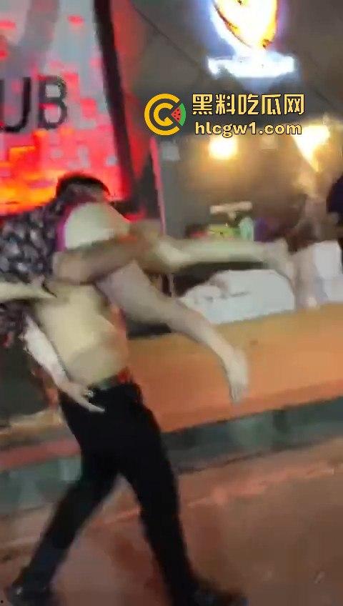 青岛MKD NIGHT醉妹喝醉成大漏勺吐晕厕所，大熊壮汉半裸上身直接扛走，敢问这算不算犯法？-8