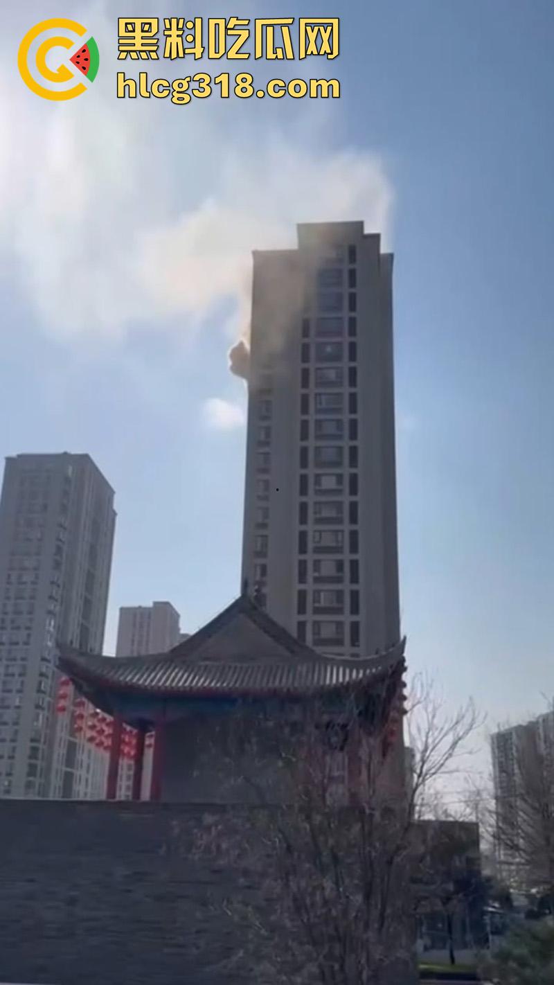 青岛电瓶车飞线充电，发生爆燃造成严重火灾，现场画面触目惊心，清晰听见传来的爆炸声！-3