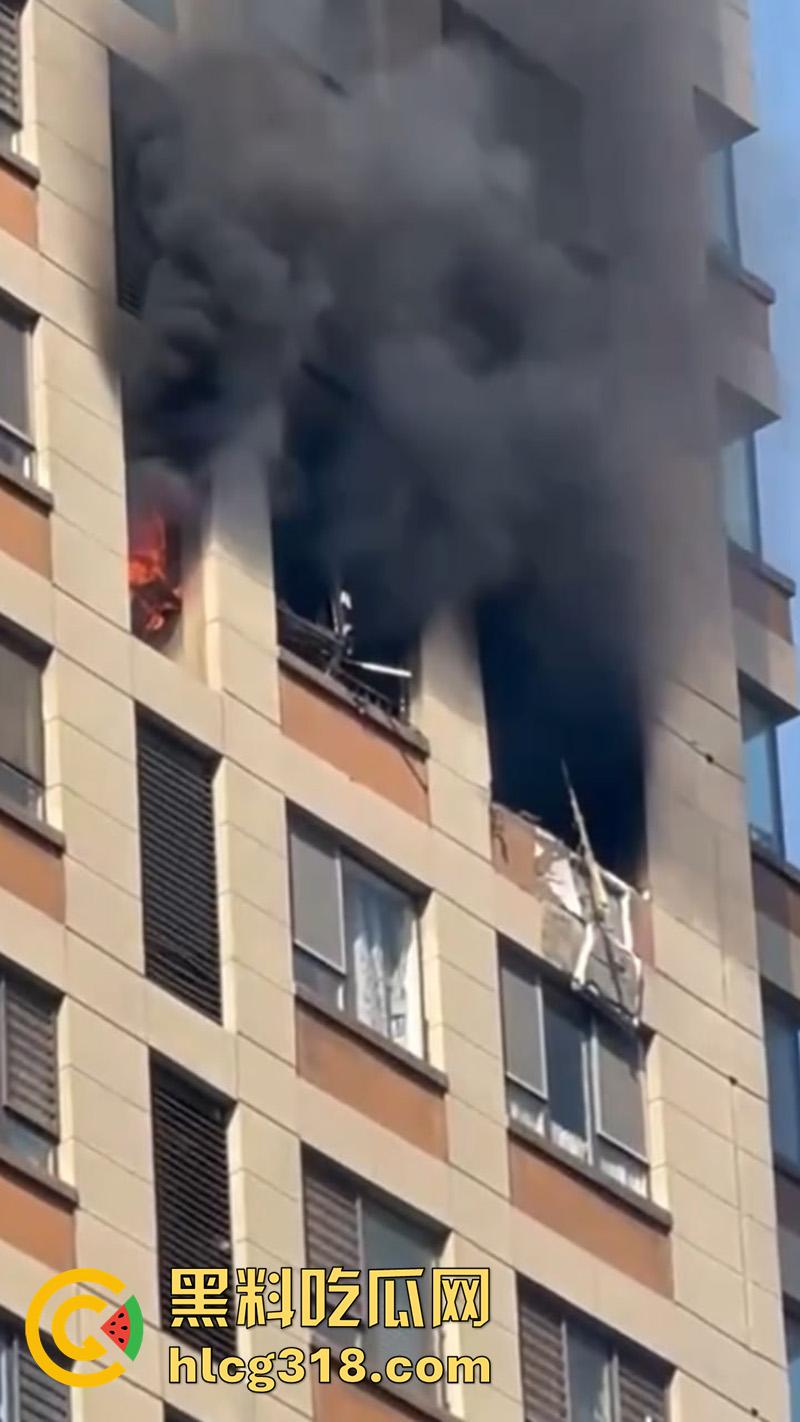 青岛电瓶车飞线充电，发生爆燃造成严重火灾，现场画面触目惊心，清晰听见传来的爆炸声！-4