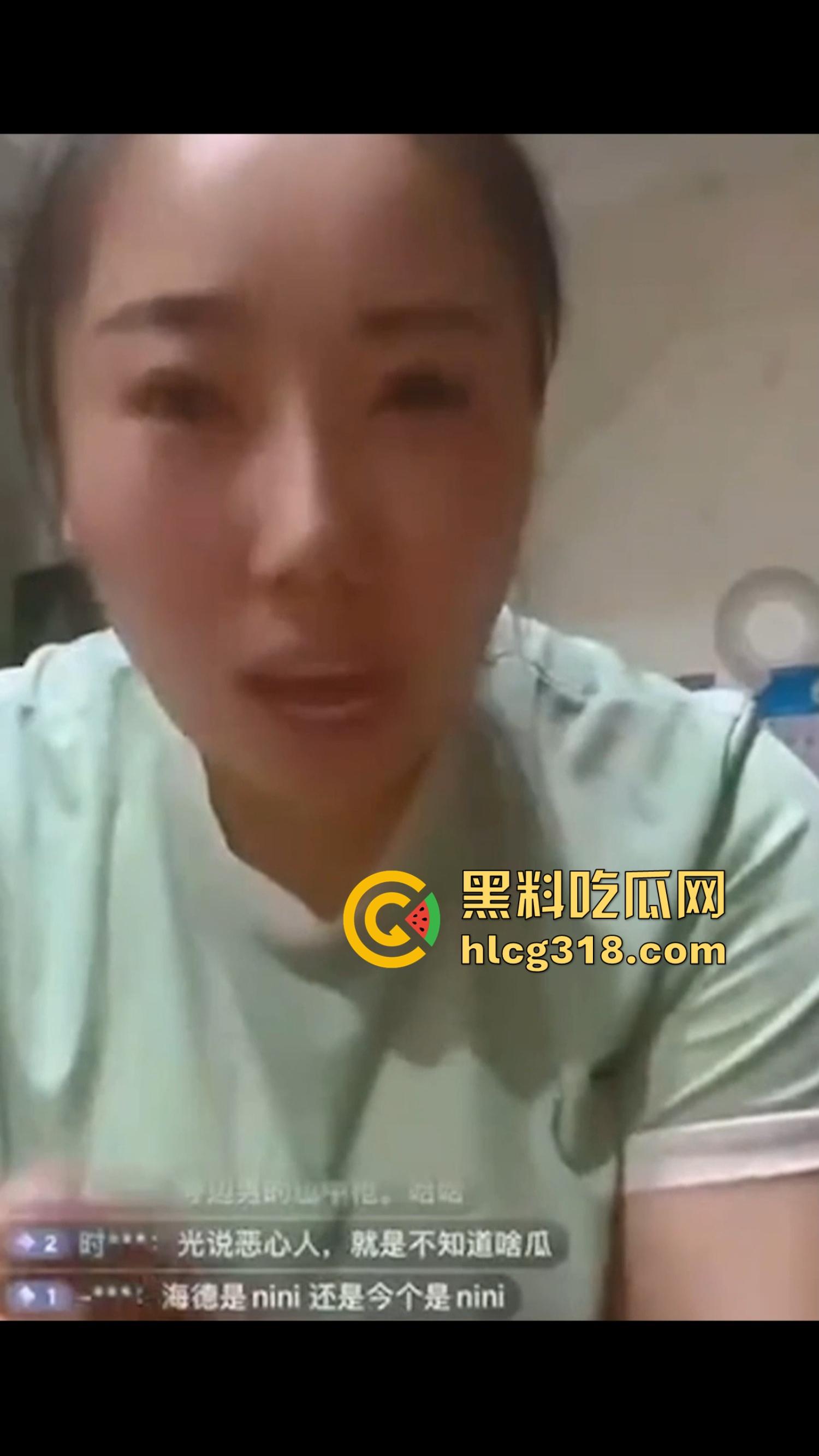 崂山女子玩真心话大冒险,啤酒瓶当场塞逼骚穴插到湿透,崂山啤酒成新玩具,崂山啤酒原来还能这样用!-6