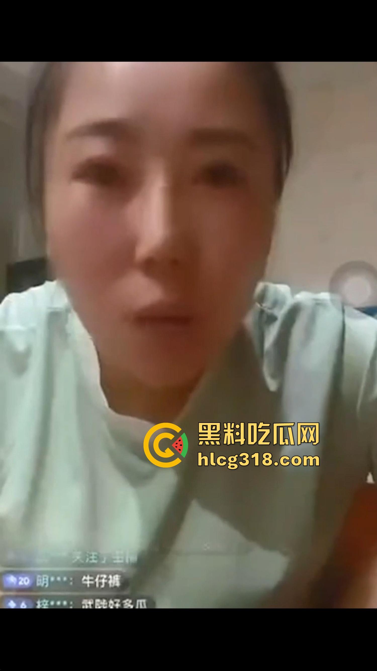 崂山女子玩真心话大冒险,啤酒瓶当场塞逼骚穴插到湿透,崂山啤酒成新玩具,崂山啤酒原来还能这样用!-7