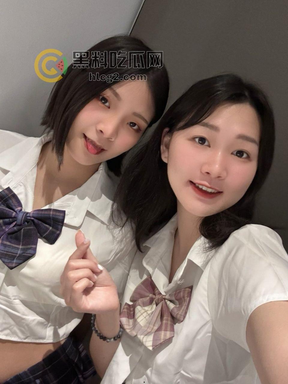 常州顶级颜值闺蜜「李若若」!摩天轮内小白鲍鱼露出,顶级颜值骚穴直接开干!-1