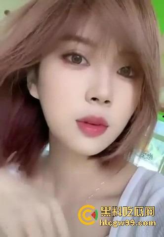 江西短发骚货【佘茜冉】为50万彩礼穿渔网袜情趣制服跪镜子前给男友口爆,500块操一次不香吗?-7