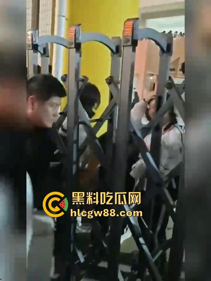 汕头二中拆门事件闹大了，林校长的奇葩规章制度牛逼炸天，学生怒了直接拆门抗议！-11