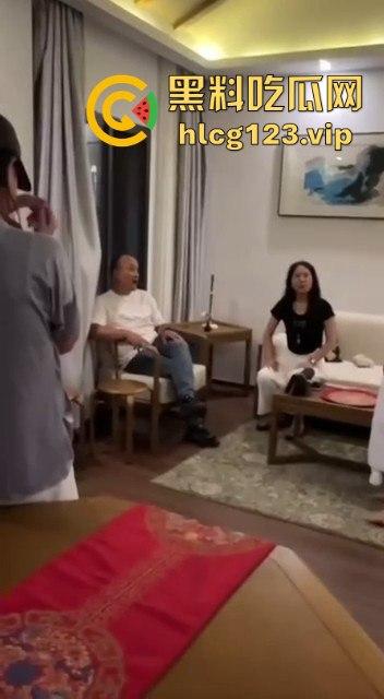 捉奸现场！酒店开房被老婆带家人逮个正着，这预定信息发给老婆是自首吗？-8