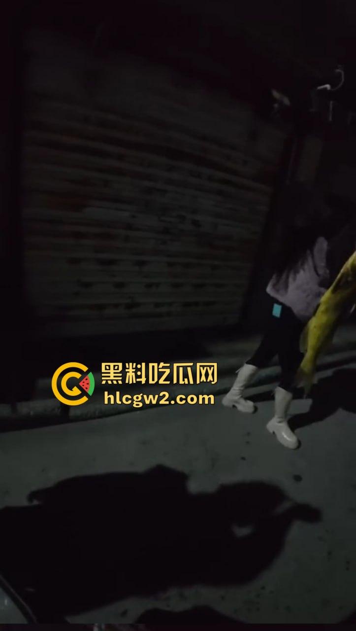 钓鱼佬想换小姐姐十分钟激情 拿条黄辣丁换草逼 小姐姐一脸嫌弃 把人当翘嘴钓呢？-2